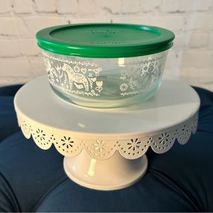 💚🤍Holiday Pyrex🤍💚 4-cup glass container with lid